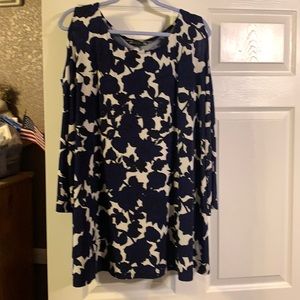 Beautiful Navy Blue Flowers on an Ivory background ... this top is Gorgeous! 💙